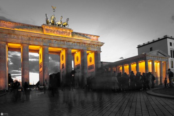 Brandenburger Tor mit Menschen in Bewegung